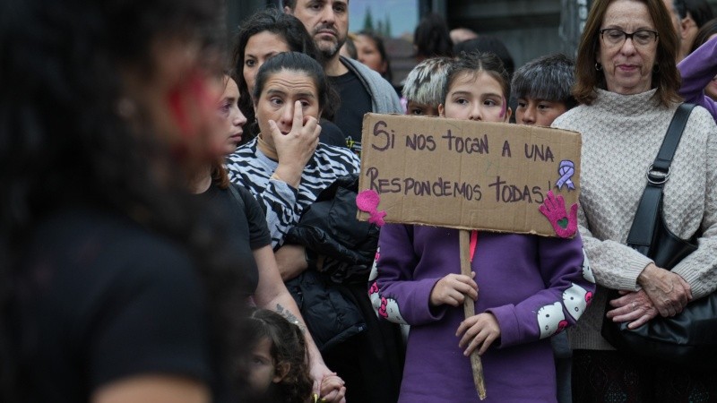 Niñas acompañadas por sus familiares en reclamo de ni una menos. (Alan Monzón/Rosario3)&nbsp;