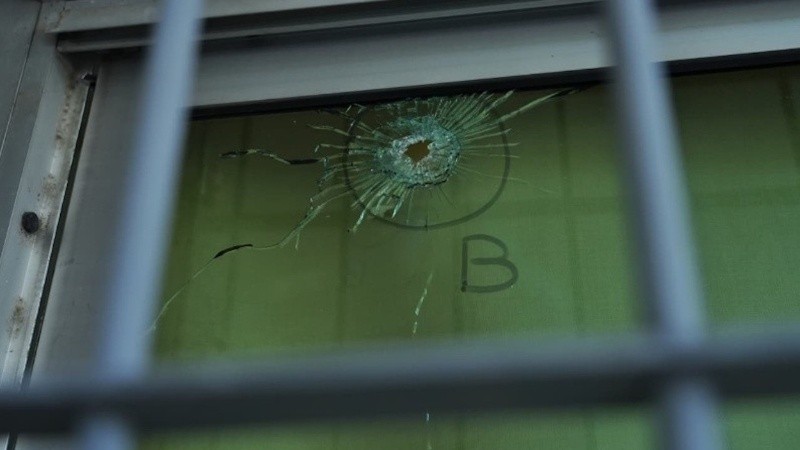 Uno de los tiros que impactó en el edificio, sobre la parte de calle Crespo.