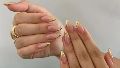 El nail art dorado se convierte en el accesorio estrella de la temporada.