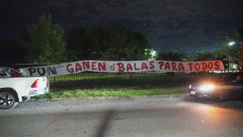 La pancarta intimidante que desplegó el grupo de hinchas descontento.