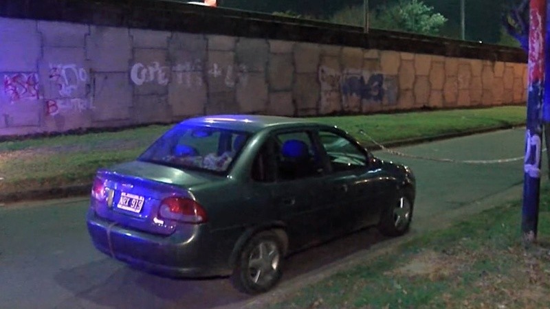 El coche de la víctima también sufrió daños por los disparos. (imagen El Tres)