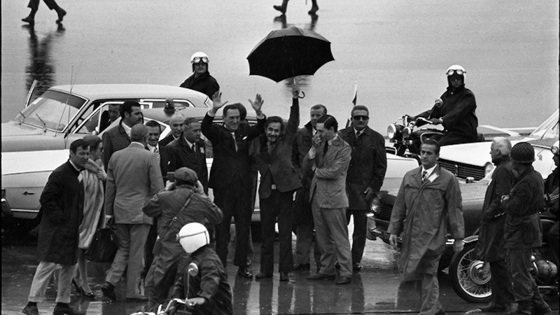 Chunchuna Villafañe, José Sanfilippo y el resto de la delegación fueron testigos directos de la postal más icónica del siglo XX argentino: Perón bajando de la aeronave mientras el dirigente sindical José Ignacio Rucci lo cubría de la intensa lluvia con un enorme paraguas negro.