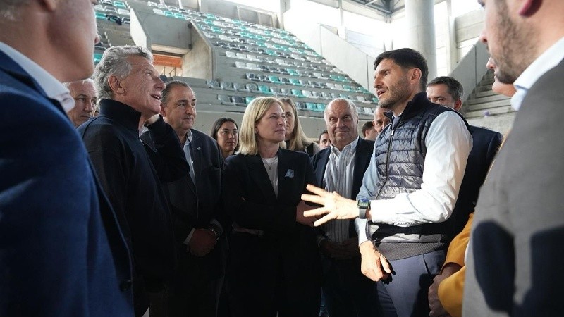 Pullaro y Macri en medio del estadio santafesino.