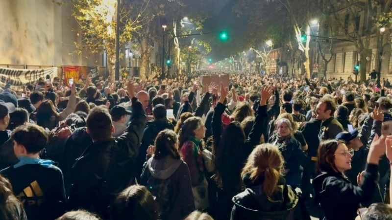 La marea de gente en las inmediaciones de la Plaza de Mayo. (El Tres)