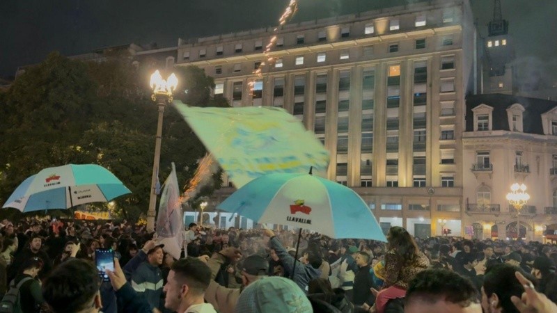 Música, banderas y fuegos artificiales, la despedida del Indio en Plaza de Mayo (El Tres)
