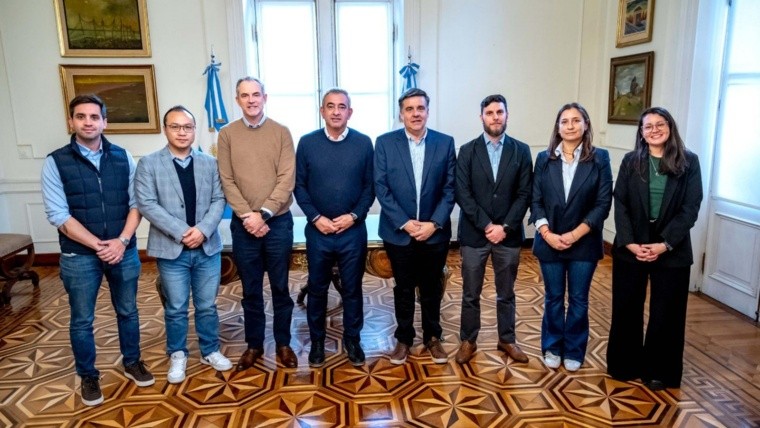 Javkin recibió a las autoridades de BYD.