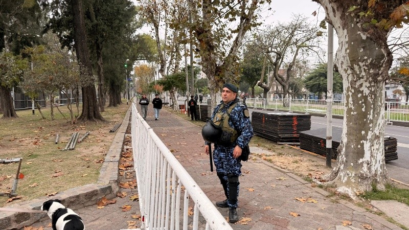 El amplio operativo en inmediaciones al microestadio (El Tres).