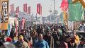Una multitud de personas en cada día de la feria.