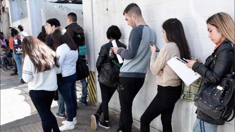 Jóvenes en busca de empleo: una de las postales de estos tiempos.