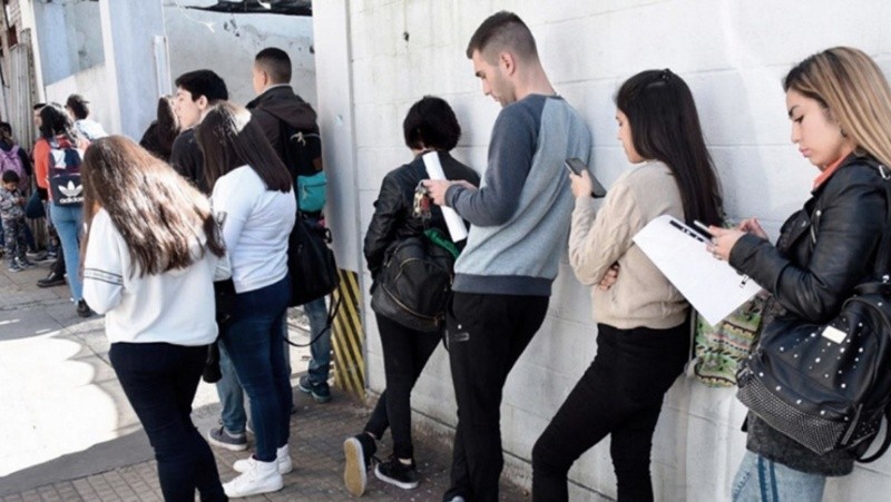 Jóvenes en busca de empleo: una de las postales de estos tiempos.
