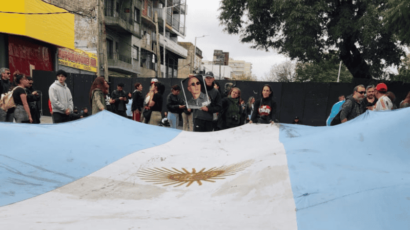 La bandera Argentina de un grupo de amigos de Villa Pueyrredón y un fan con una foto del Indio. (Rosario3)