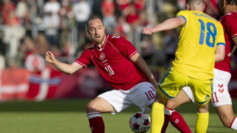 Eriksen en acción ante Ucrania, el domingo en Odense. (EFE)