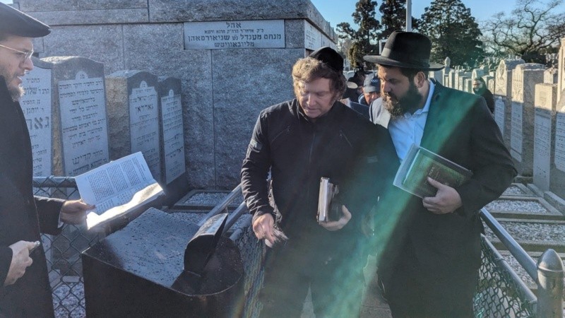 Javier Milei visita la tumba del rabino de Lubavitch en Queens, Nueva York, el 27 de noviembre de 2023, a poco de ser electo presidente.
