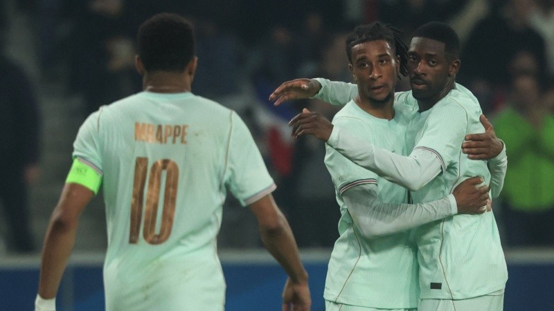 Delantera temible. Olise celebra con Dembele y Mbappe. (EFE)