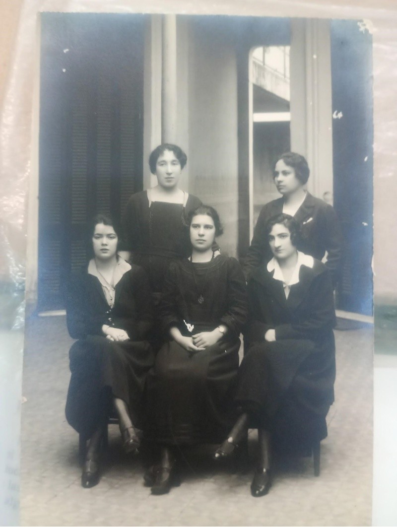 Jeanne (Juana) E. Hazebrouck, sentada en el centro, mayo de 1922