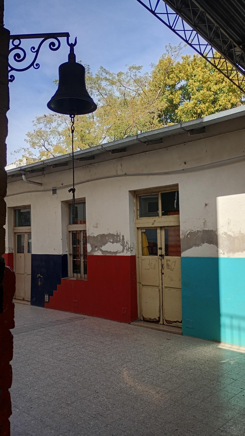 La vieja campana en el patio de la escuela&nbsp;