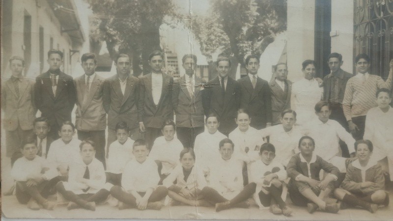 Alumnos y docentes de la década de 40 en la vieja escuela Ameghino