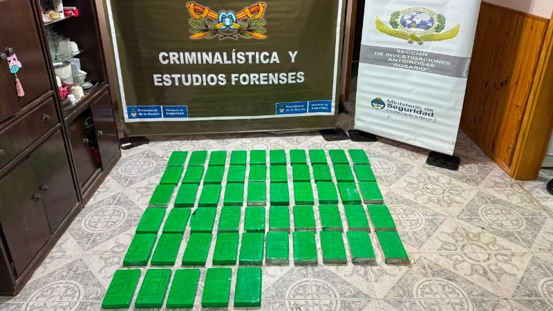 Los ladrillos secuestrados durante el allanamiento en Roldán. (Ministerio Publico Fiscal)