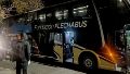 El micro, un gigante de dos pisos con 27 asientos coche cama, calefacción y disponibilidad de agua, café y alfajores.