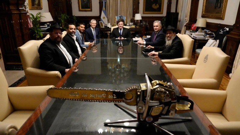 La motosierra de Milei en la reunión con rabinos en el despacho de Casa Rosada.