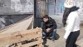 Los voluntarios del colectivo solidarios se acercan cada noche a las personas en situación de calle para ofrecerles abrigo y comida caliente en el coche cama.