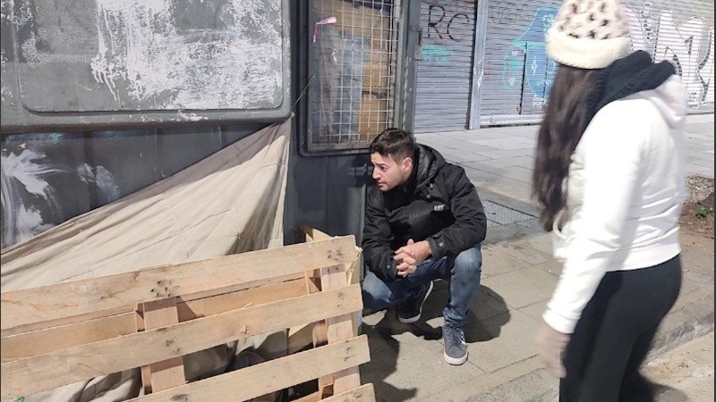 Los voluntarios del colectivo solidarios se acercan cada noche a las personas en situación de calle para ofrecerles abrigo y comida caliente en el coche cama.