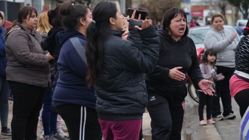 &nbsp;Las mamás enfurecidas contra la Policía en medio del reclamo contra el portero (Alan Monzón).