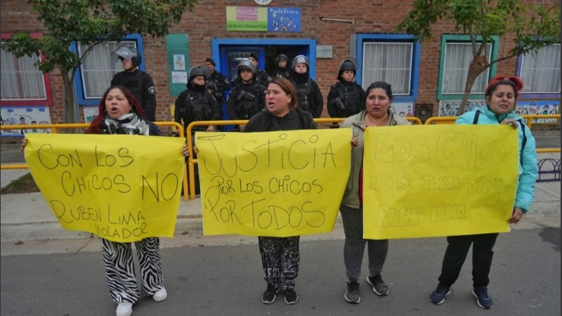 Mamás de alumnos del jardín afectado con carteles en los que piden justicia.