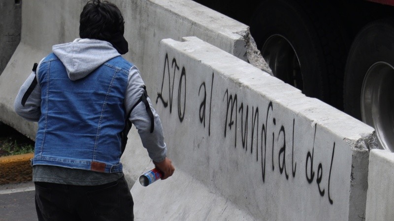 Docentes se manifestan desde la semana pasada por mejoras salariales con acciones en contra del Mundial 2026.