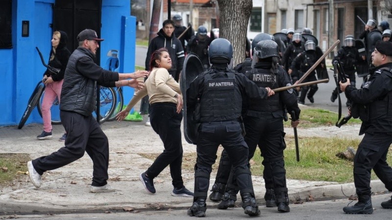 Los padres, enardecidos, se enfrentaron a la policía cuando se llevó al portero. Foto: Alan Monzón/Rosario3&nbsp;&nbsp;