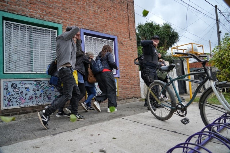 &nbsp;Los docentes salen de la escuela y las piedras caen sobre ellos. Foto: Alan Monzón/Rosario3