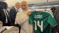 León supo recibir su camiseta mexicana, uno de los organizadores.