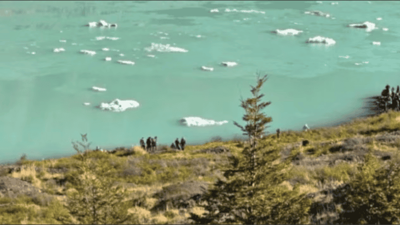 Pese a la señalización y las barreras instaladas, un grupo de turistas ingresó a un sector prohibido del Ventisquero Negro.