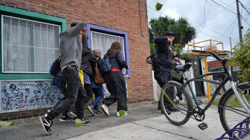 Hubo incidentes en la puerta del jardín por el caso.