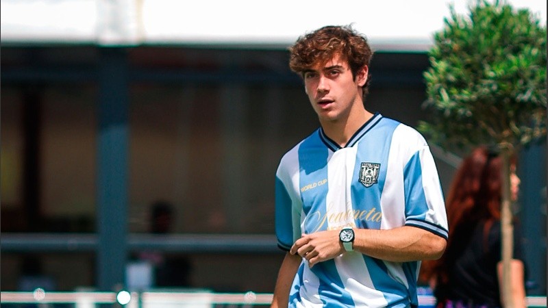 Franco Colapinto llegó al Paddock con una remera argentina.