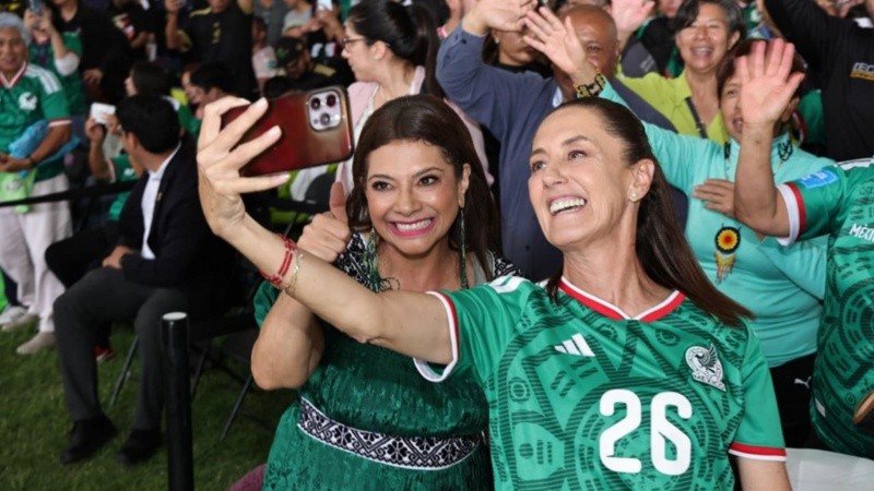 La presidenta de México alentando a su selección.