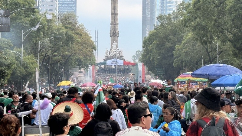 &nbsp;.Una vez consumada la victoria, el caos de tránsito mutó a pura fiesta.  (Foto: Rosario3)