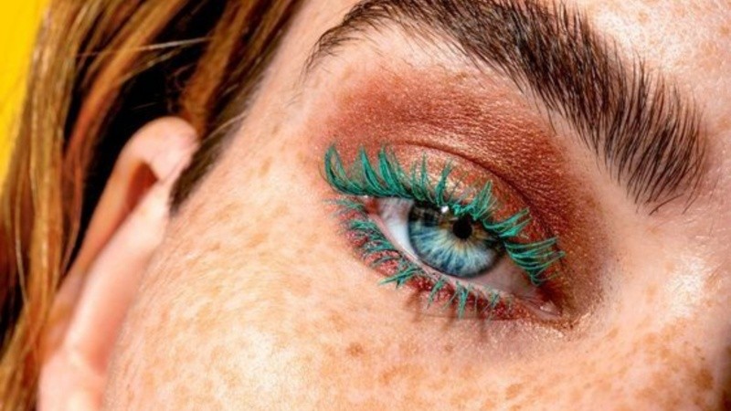 Una propuesta que invita a salir de lo clásico y a experimentar con nuevas formas de expresión a través del maquillaje.
