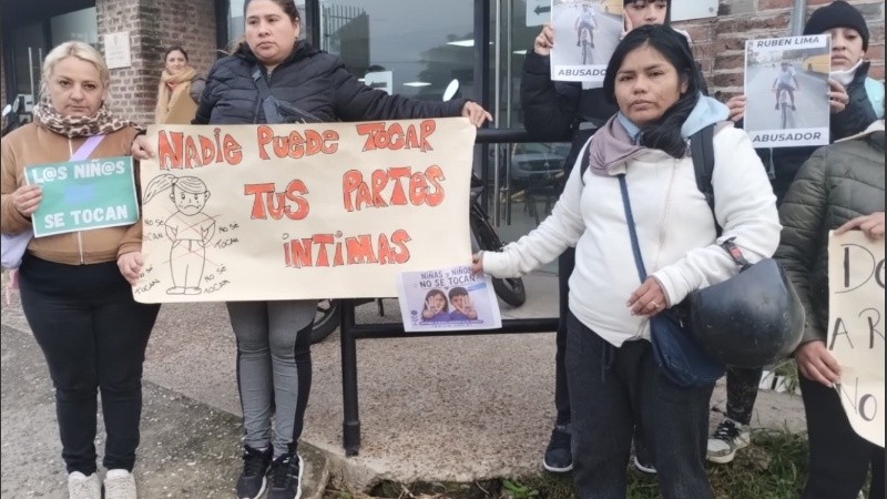 Mamás se congregaron en la sede ministerial para exponer su malestar tras las denuncias de abuso.