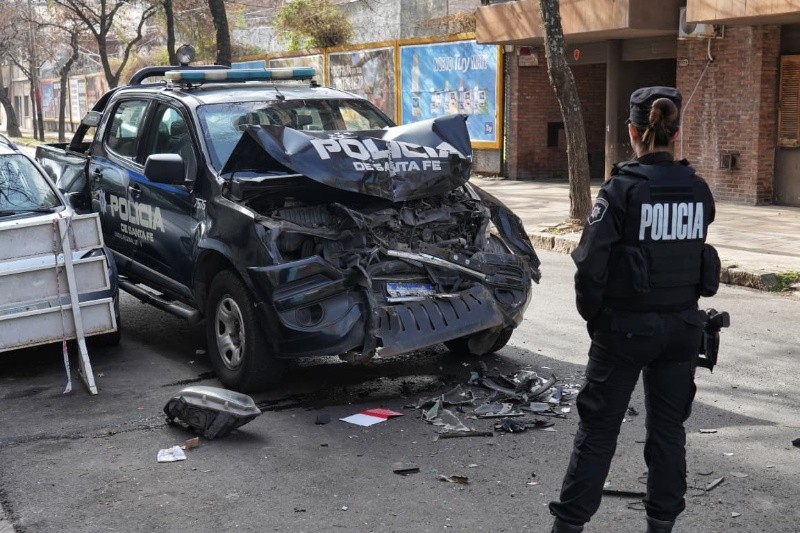 Los dos efectivos que viajaban en el móvil policial fueron trasladados para recibir atención médica. (Foto: Alan Monzón/Rosario3)&nbsp;