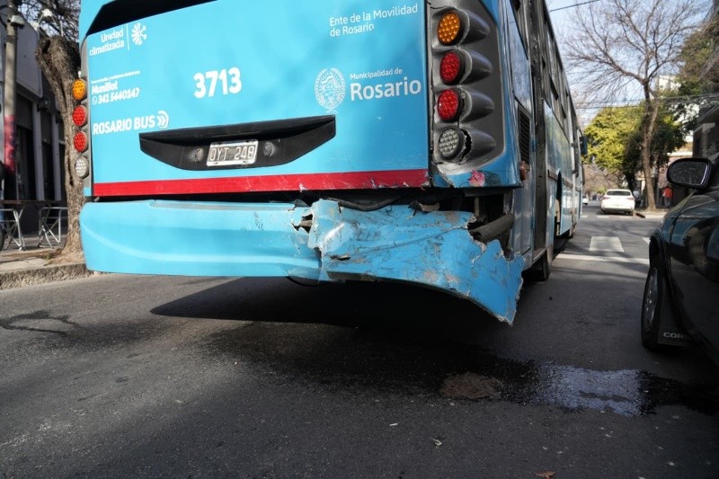 &nbsp;Así quedó el colectivo de la línea 130. (Foto: Alan Monzón/Rosario3)&nbsp;