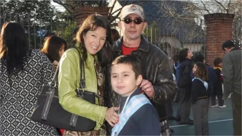 Virginia Mones Ruiz, el Indio Solari y el hijo de la pareja, Bruno.