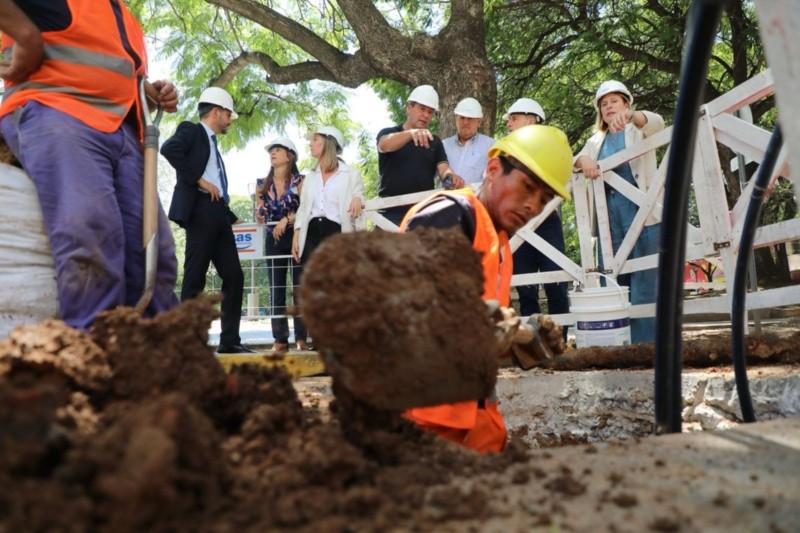 Ghilotti junto al gobernador Pullaro y otros funcionarios en una obra de Aguas&nbsp;