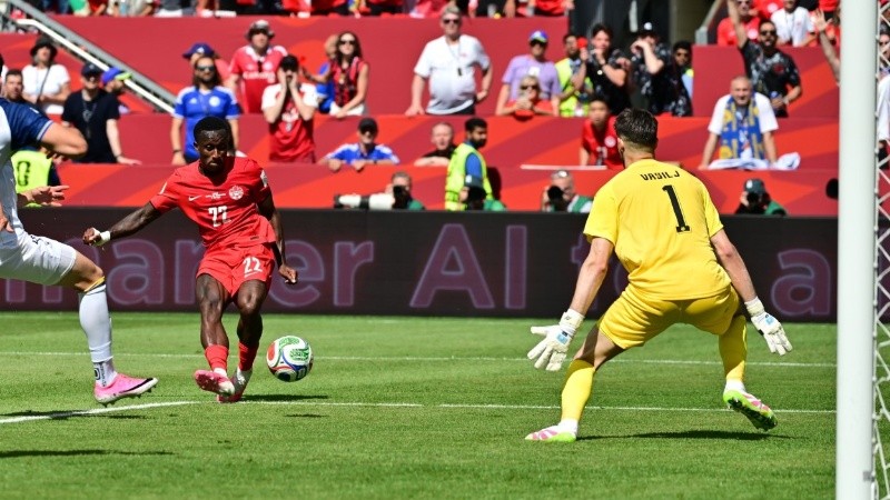 Canadá salvó la ropa en el debut (EFE).