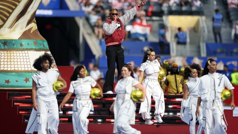 LOS ANGELES (United States), 12/06/2026.- American rapper Future (C) performs during the pre-match show ahead of the FIFA World Cup 2026 group stage match USA against Paraguay, in Los Angeles, California, USA, 12 June 2026. EFE/EPA/CHRISTOPHER TORRES