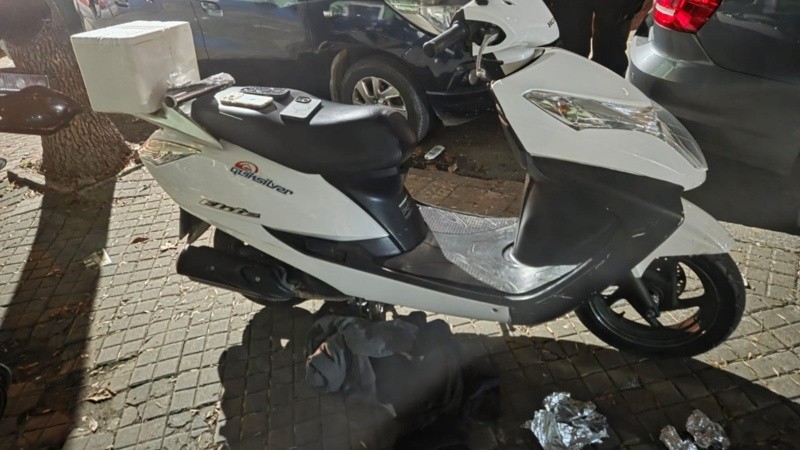 El motochorro usaba una Honda Elite y una caja del telgopor para simular repartos de comida.