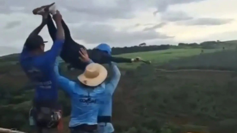 Horror en Brasil: una joven murió tras ser arrojada sin equipo de seguridad durante un salto de bungee.