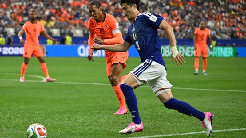 Virgil van Dijk de los Países Bajos (izq.) en acción contra Shogo Taniguchi de Japón.