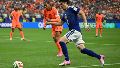 Virgil van Dijk de los Países Bajos (izq.) en acción contra Shogo Taniguchi de Japón.