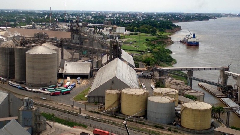 Exportadoras advirtieron que trabajadores aceiteros perderán casi un millón de pesos por semana en caso de que se concrete un paro.